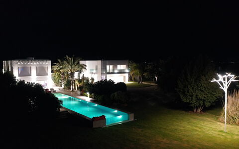 Villa Vinner: Water, Fabriek, Gebouw, Natuur, Zwembad, Boom, Verlichting, Huis, Gras, Vrije Tijd