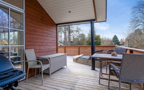 Preben - 50M from the Sea: Hout, Dak, Architectuur, Huis, Huis, Verblijf, Siding, Hardwood, Helling, Landgoed