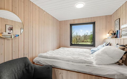 Jule - 1.3Km to the Fjord: Hout, Interieur Ontwerp, Slaapkamer, Flooring, Verdieping, Bed, Plafond, Kamer, Beits, Bed Frame