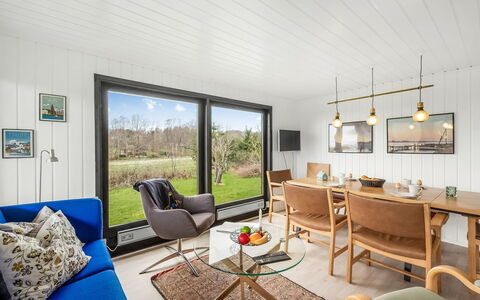 Jule - 1.3Km to the Fjord: Plafond, Interieur Ontwerp, Meubilair, Stoel, Fotolijst, Woonkamer, Hardwood, Keuken En Eettafel, Lichte Inrichting, Beits