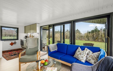 Jule - 1.3Km to the Fjord: Interieur Ontwerp, Plafond, Flooring, Verdieping, Meubilair, Bankstel, Kamer, Woonkamer, Fotolijst