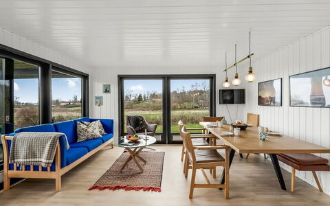 Jule - 1.3Km to the Fjord: Meubilair, Hout, Interieur Ontwerp, Flooring, Tafel, Verdieping, Plafond, Houten Vloer, Woonkamer, Keuken En Eettafel