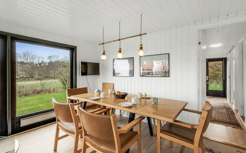 Jule - 1.3Km to the Fjord: Hout, Flooring, Interieur Ontwerp, Eetkamer, Plafond, Keuken En Eettafel, Verdieping, Houten Vloer, Meubilair, Hardwood