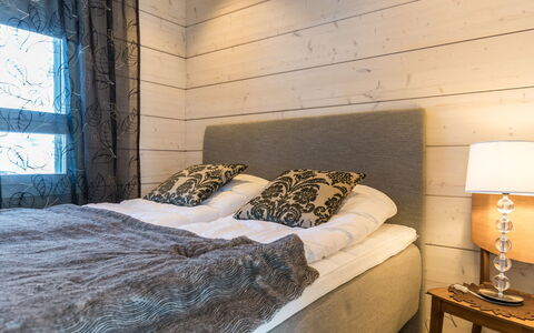 Villa Luoto: Hout, Flooring, Verdieping, Slaapkamer, Houten Vloer, Bedding, Bed, Hardwood, Beits, Bed Frame
