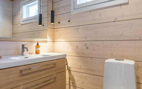 Villa Luoto: Flooring, Hout, Verdieping, Interieur Ontwerp, Wastafel In De Badkamer, Loodgieterswerkinrichting, Badkamerkast, Wastafel, Badkamer, Kraan