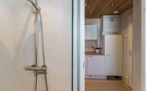 Villa Luoto: Flooring, Interieur Ontwerp, Muur, Verdieping, Loodgieterswerkinrichting, Hout, Badkamer, Plafond, Wastafel, Wastafel In De Badkamer