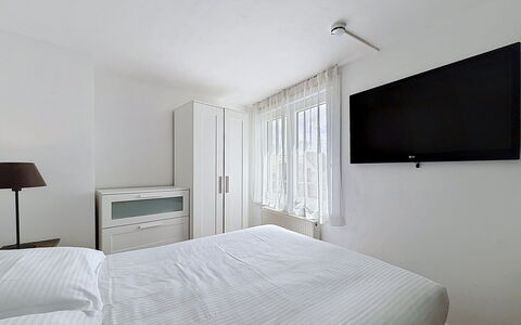 Centrally Located Key Point: Interieur Ontwerp, Meubilair, Bed, Slaapkamer, Verdieping, Kamer, Laken, Flooring, Bedding, Linens