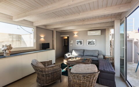 Terrazza Di Erika: Meubilair, Eigendom, Tafel, Bankstel, Gebouw, Interieur Ontwerp, Hout, Venster, Woonkamer, Hoofdkussen
