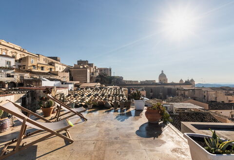 Terrazza Di Erika: Lucht, Gebouw, Stedelijk Ontwerp, Fabriek, Bloempot, Woongebied, Huis, Landschap, Wolk, Kamerplant