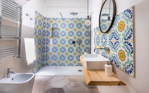 Alma Suite: Eigendom, Loodgieterswerkinrichting, Purper, Douchegordijn, Badkamer, Blauw, Gebouw, Bad, Textiel, Interieur Ontwerp