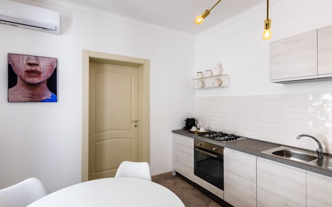 Alma Suite: Cabinetry, Wastafel, Countertop, Eigendom, Meubilair, Fotolijst, Gootsteen, Wit, Gebouw, Kraan