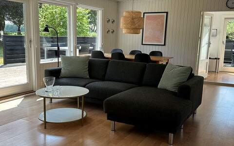 Francis - 300M from the Sea: Hout, Dak, Architectuur, Huis, Huis, Verblijf, Siding, Hardwood, Helling, Landgoed