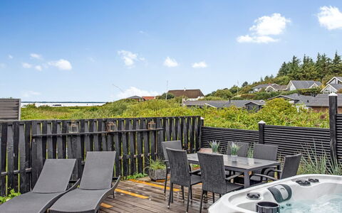 Solfrid - 150M from the Sea: Dak, Huis, Huis, Verblijf, Deur, Siding, Dek, Veranda, Plank, Hardwood