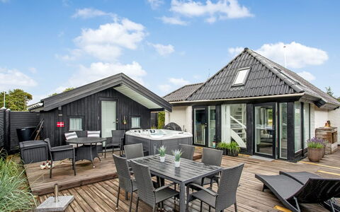 Solfrid - 150M from the Sea: Dak, Huis, Huis, Verblijf, Deur, Siding, Dek, Veranda, Plank, Hardwood