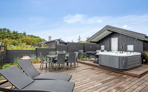 Solfrid - 150M from the Sea: Dak, Huis, Huis, Verblijf, Deur, Siding, Dek, Veranda, Plank, Hardwood