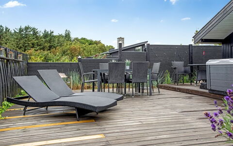 Solfrid - 150M from the Sea: Dak, Huis, Huis, Verblijf, Deur, Siding, Dek, Veranda, Plank, Hardwood