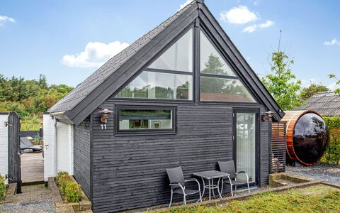 Solfrid - 150M from the Sea: Dak, Huis, Huis, Verblijf, Deur, Siding, Dek, Veranda, Plank, Hardwood