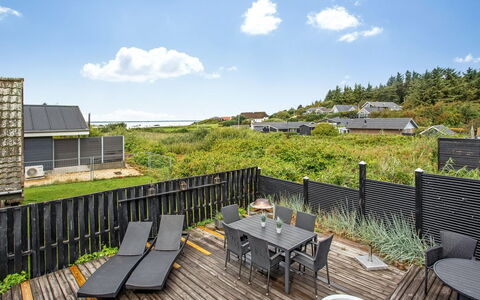 Solfrid - 150M from the Sea: Dak, Huis, Huis, Verblijf, Deur, Siding, Dek, Veranda, Plank, Hardwood