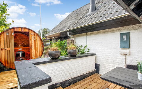 Solfrid - 150M from the Sea: Dak, Huis, Huis, Verblijf, Deur, Siding, Dek, Veranda, Plank, Hardwood