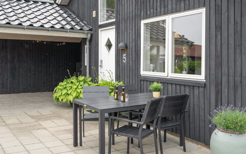 Jörgen - 100M from the Sea: Dak, Huis, Huis, Verblijf, Deur, Siding, Dek, Veranda, Plank, Hardwood