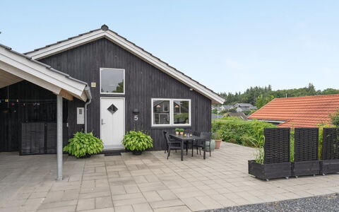 Jörgen - 100M from the Sea: Dak, Huis, Huis, Verblijf, Deur, Siding, Dek, Veranda, Plank, Hardwood