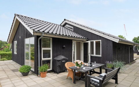 Jörgen - 100M from the Sea: Dak, Huis, Huis, Verblijf, Deur, Siding, Dek, Veranda, Plank, Hardwood