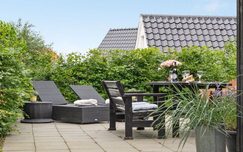 Jörgen - 100M from the Sea: Dak, Huis, Huis, Verblijf, Deur, Siding, Dek, Veranda, Plank, Hardwood