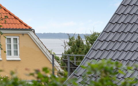 Jörgen - 100M from the Sea: Dak, Huis, Huis, Verblijf, Deur, Siding, Dek, Veranda, Plank, Hardwood