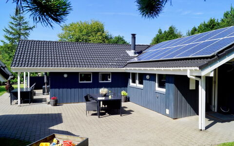 Stillfrieda - 12Km from the Sea: Meubilair, Interieur Ontwerp, Flooring, Verdieping, Plafond, Kamer, Stoel, Tafel, Appartement, Keuken En Eettafel