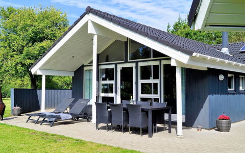 Stillfrieda - 12Km from the Sea: Meubilair, Interieur Ontwerp, Flooring, Verdieping, Plafond, Kamer, Stoel, Tafel, Appartement, Keuken En Eettafel
