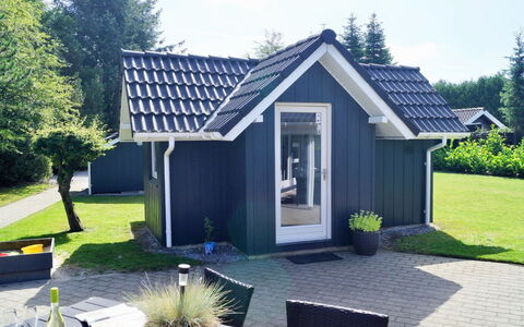 Stillfrieda - 12Km from the Sea: Meubilair, Interieur Ontwerp, Flooring, Verdieping, Plafond, Kamer, Stoel, Tafel, Appartement, Keuken En Eettafel