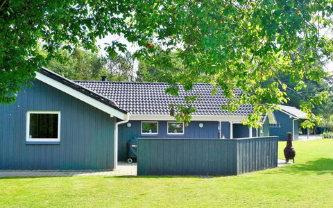 Stillfrieda - 12Km from the Sea: Meubilair, Interieur Ontwerp, Flooring, Verdieping, Plafond, Kamer, Stoel, Tafel, Appartement, Keuken En Eettafel