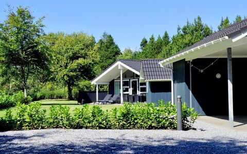 Stillfrieda - 12Km from the Sea: Meubilair, Interieur Ontwerp, Flooring, Verdieping, Plafond, Kamer, Stoel, Tafel, Appartement, Keuken En Eettafel