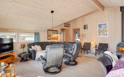 Allita - 12Km from the Sea: Meubilair, Hout, Plafond, Interieur Ontwerp, Woonkamer, Bankstel, Kamer, Huis, Verdieping, Stoel