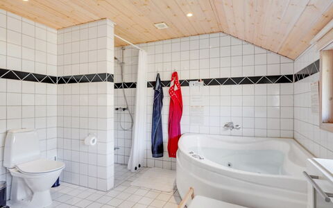 Allita - 12Km from the Sea: Loodgieterswerkinrichting, Flooring, Verdieping, Interieur Ontwerp, Samengesteld Materiaal, Loodgieter, Badkamer, Plafond, Tegel, Kraan