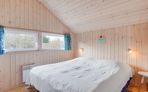 Allita - 12Km from the Sea: Hout, Plafond, Huis, Slaapkamer, Bedding, Plank, Freezing, Hardwood, Houten Vloer, Bed