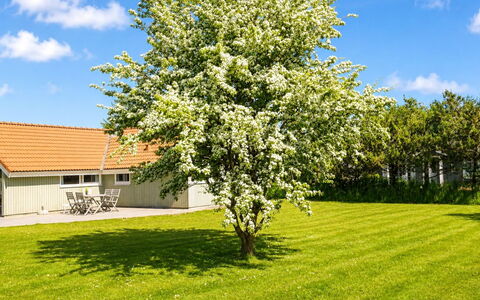 Allita - 12Km from the Sea: Huis, Huis, Deur, Dak, Verblijf, Landgoed, Tuin, Schaduw, Siding, Werf