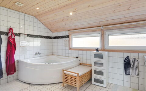 Allita - 12Km from the Sea: Huis, Huis, Deur, Dak, Verblijf, Landgoed, Tuin, Schaduw, Siding, Werf