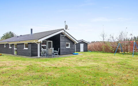 Aviaja - 12Km from the Sea: Meubilair, Interieur Ontwerp, Flooring, Verdieping, Plafond, Kamer, Stoel, Tafel, Appartement, Keuken En Eettafel