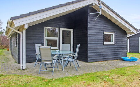 Aviaja - 12Km from the Sea: Meubilair, Interieur Ontwerp, Flooring, Verdieping, Plafond, Kamer, Stoel, Tafel, Appartement, Keuken En Eettafel