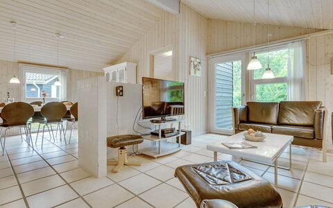 Aviaja - 12Km from the Sea: Hout, Interieur Ontwerp, Plafond, Flooring, Verdieping, Huis, Meubilair, Woonkamer, Bankstel, Kamer