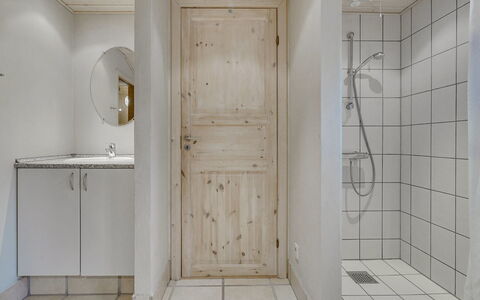 Aviaja - 12Km from the Sea: Flooring, Muur, Verdieping, Hout, Plafond, Interieur Ontwerp, Loodgieterswerkinrichting, Kamer, Deur, Badkamer