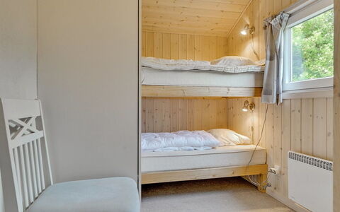 Aviaja - 12Km from the Sea: Hout, Slaapkamer, Bed, Interieur Ontwerp, Plafond, Verdieping, Flooring, Meubilair, Bedding, Kamer