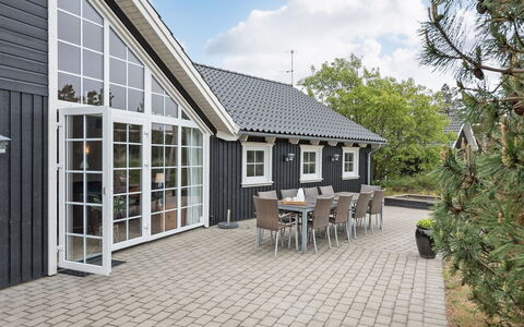 Sighwaldi - 900M from the Sea: Hout, Dak, Architectuur, Huis, Huis, Verblijf, Siding, Hardwood, Helling, Landgoed