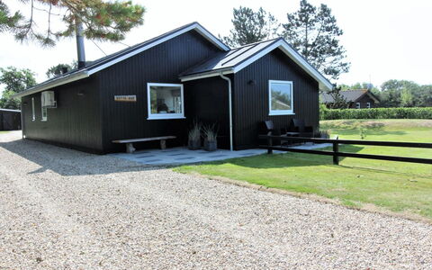 Kadir - 500M from the Sea: Hout, Dak, Architectuur, Huis, Huis, Verblijf, Siding, Hardwood, Helling, Landgoed