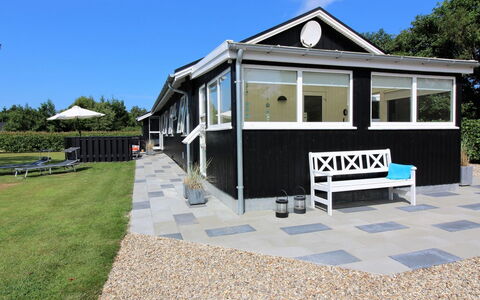 Kadir - 500M from the Sea: Hout, Dak, Architectuur, Huis, Huis, Verblijf, Siding, Hardwood, Helling, Landgoed