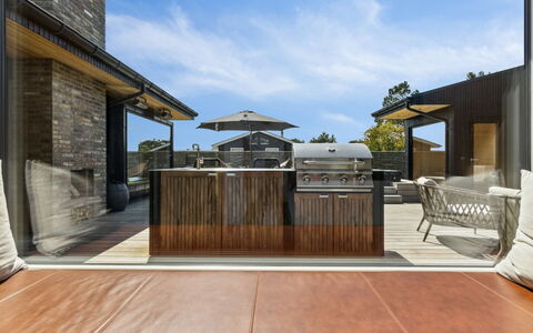 Toyah - 400M from the Sea: Hout, Dak, Architectuur, Huis, Huis, Verblijf, Siding, Hardwood, Helling, Landgoed