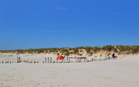 Joachim - 200M from the Sea: Dak, Huis, Huis, Verblijf, Deur, Siding, Dek, Veranda, Plank, Hardwood