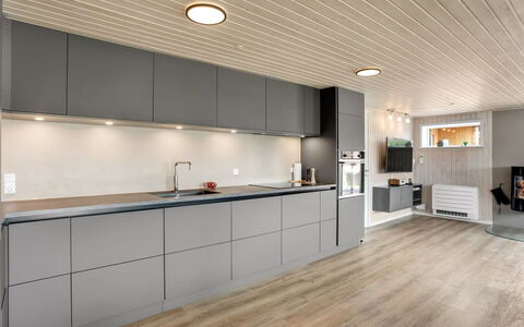 Dirtje - 200M from the Sea: Flooring, Keuken, Interieur Ontwerp, Hout, Plafond, Cabinetry, Verdieping, Toestel Van De Keuken, Meubilair, Countertop