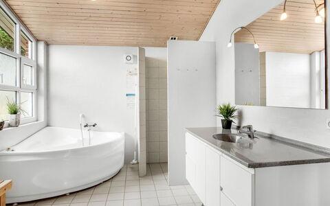 Dirtje - 200M from the Sea: Interieur Ontwerp, Flooring, Loodgieterswerkinrichting, Verdieping, Wastafel, Plafond, Kraan, Lichte Inrichting, Badkamer, Loodgieter